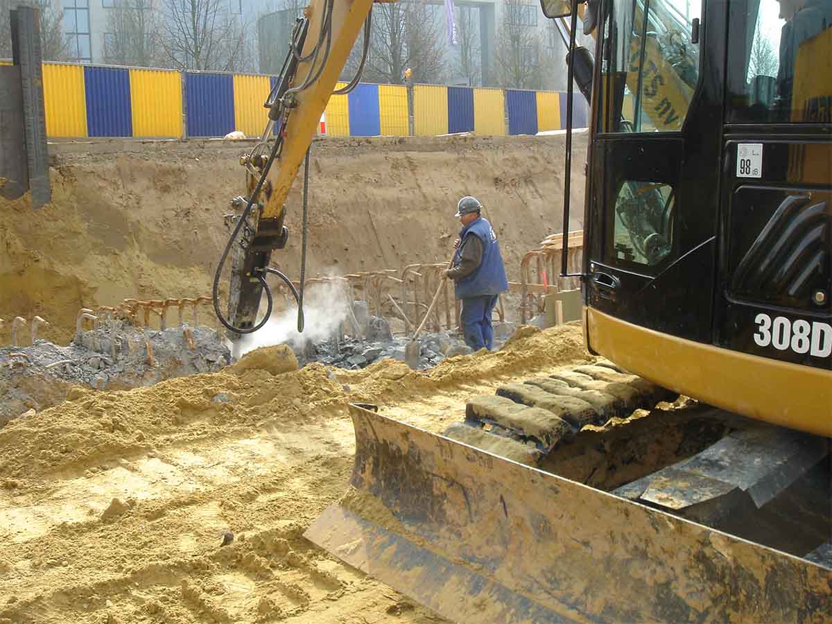 Promove XP400 hydraulic breaker in use