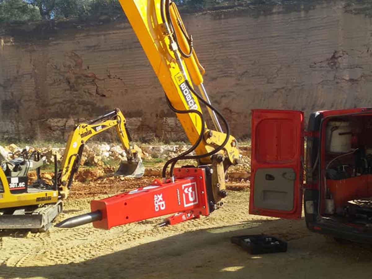 Promove XP400 hydraulic breaker in use