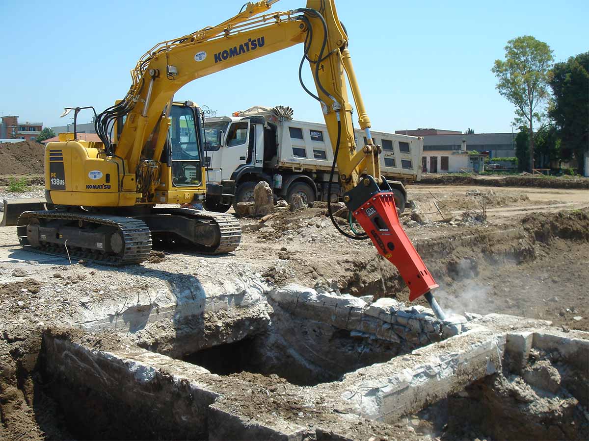 Promove XP800 hydraulic breaker in use