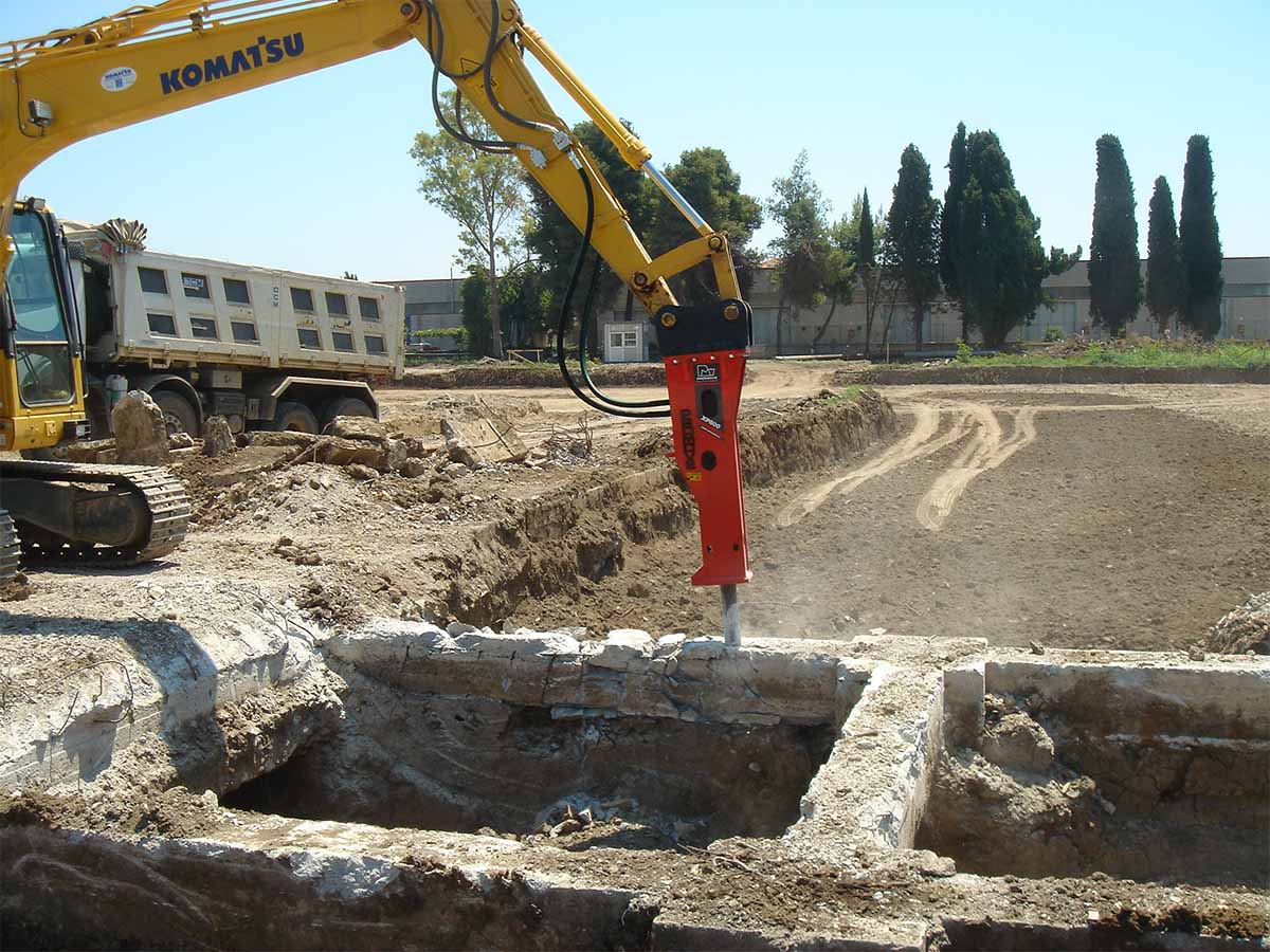 Promove XP800 hydraulic breaker in use